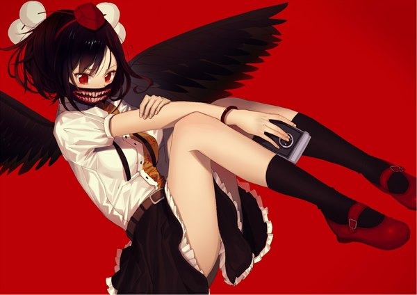 Anime picture 1187x840 with touhou shameimaru aya kitada mo single fringe short hair breasts black hair simple background holding looking away red hair red background black wings frilly skirt girl shirt wings socks frills