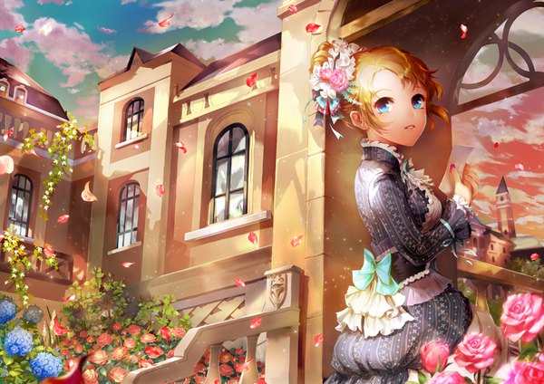 Anime-Bild 900x636 mit original esphy single fringe short hair blue eyes blonde hair sitting holding looking away sky cloud (clouds) outdoors parted lips looking back hair flower wind from behind sparkle evening