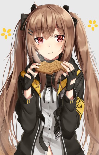 Anime picture 1100x1715 with girls frontline ump9 (girls frontline) superpig (wlstjqdla) single long hair tall image blush simple background brown hair holding signed payot upper body pink eyes grey background twitter username girl gloves food sweets