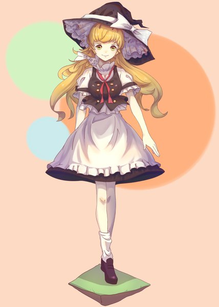 Anime picture 2362x3307 with touhou kirisame marisa ke shiyong fanqie jun single long hair tall image looking at viewer fringe highres blonde hair simple background smile yellow eyes full body short sleeves puffy sleeves crossed legs (standing) girl skirt bow