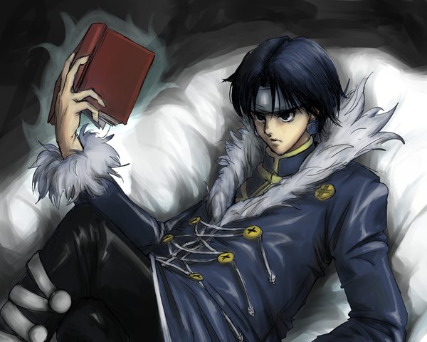 Anime-Bild 1000x800 mit hunter x hunter chrollo lucilfer bucter 6 8 single fringe short hair black hair holding looking away black eyes fur trim crossed legs reclining serious aura boy earrings hairband fur book (books)