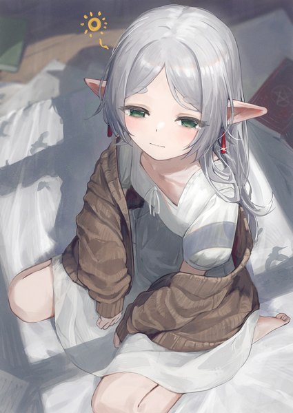 Anime picture 752x1062 with sousou no frieren frieren ebiri fy single long hair tall image sitting green eyes silver hair barefoot from above pointy ears sparkle shadow wariza elf sleepy girl dress earrings