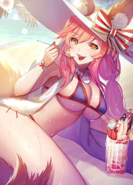 Аниме картинка 1083x1500 с fate (series) fate/grand order fate/extra tamamo (fate) (all) tamamo no mae (swimsuit lancer) (fate) dolce (dolsuke) один (одна) длинные волосы высокое изображение смотрит на зрителя чёлка грудь открытый рот лёгкая эротика улыбка волосы между глазами большая грудь держать уши животного жёлтые глаза