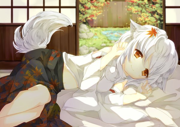 Anime picture 1000x707 with touhou inubashiri momiji wataame27 single looking at viewer short hair smile red eyes animal ears white hair tail lying japanese clothes girl plant (plants) detached sleeves tree (trees) autumn leaves stone (stones) sliding doors