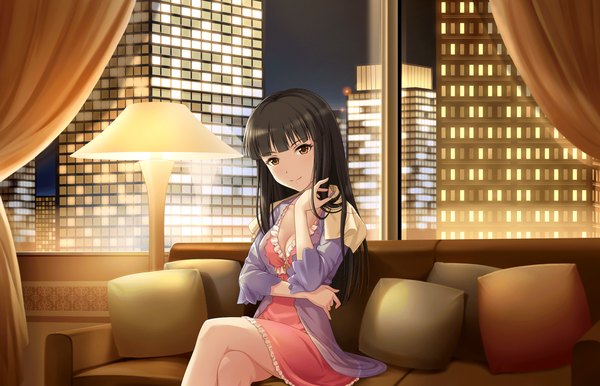 Anime picture 1280x824 with idolmaster idolmaster cinderella girls kurokawa chiaki single long hair looking at viewer black hair sitting brown eyes crossed legs girl window pillow building (buildings) couch lamp nightie