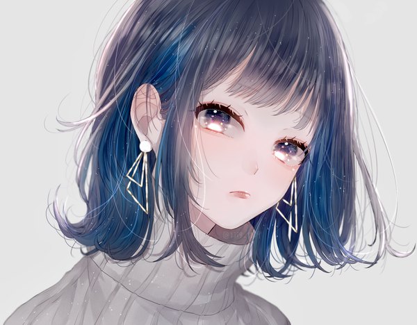 Anime picture 1438x1124 with original ichijiku (user yhjw8354) single looking at viewer fringe short hair black hair simple background blue hair blunt bangs multicolored hair grey background two-tone hair grey eyes lipstick face pink lipstick girl earrings sweater