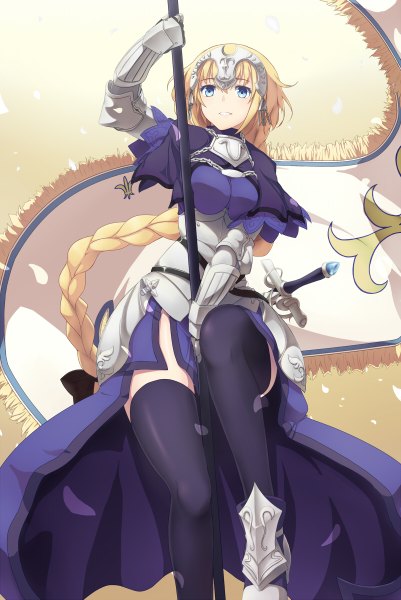 Anime-Bild 802x1200 mit fate (series) fate/apocrypha type-moon jeanne d'arc (fate) (all) jeanne d'arc (fate) reibun (raven1119) single tall image fringe breasts blue eyes simple background standing holding looking away bent knee (knees) braid (braids) very long hair single braid looking up