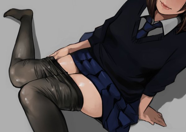 Anime-Bild 2048x1448 mit original yomu (sgt epper) single highres short hair light erotic simple background brown hair sitting bent knee (knees) pleated skirt light smile lips grey background arm support shadow no shoes legs lipstick shiny skin