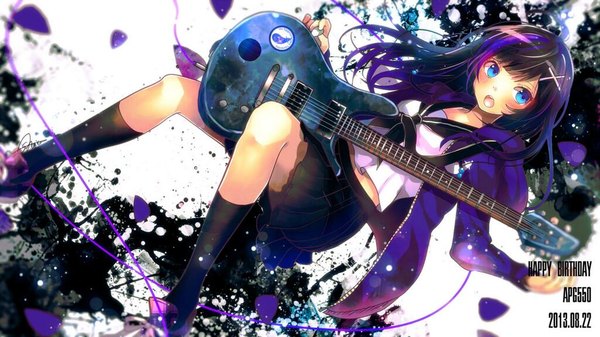 Аниме картинка 1024x576 с оригинальное изображение sazanami shione один (одна) длинные волосы открытый рот голубые глаза чёрные волосы широкое изображение смотрит в сторону фиолетовые волосы плиссированная юбка разноцветные волосы надпись двухцветные волосы девушка юбка носки носки (чёрные) гитара