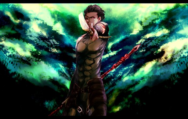 Anime picture 1572x1000 with fate (series) fate/zero type-moon diarmuid ua duibhne (lancer) (fate) matsumoto (pixiv 1171609) single short hair black hair smile red eyes pointing boy weapon belt armor spear