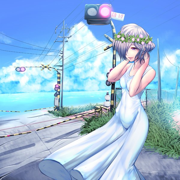 イラスト 1199x1199 と オリジナル 張久 ソロ 前髪 短い髪 立つ 紫目 空 銀髪 cloud (clouds) 風 片目隠れ 女の子 ドレス 白いドレス 花輪