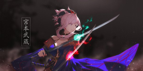 イラスト 1600x800 と Fateシリーズ fate/grand order 宮本武蔵(fate) dmith (baguscasbon) ソロ 長髪 笑顔 wide image 紫目 肩出し signed looking away ピンク髪 upper body ポニーテール glowing fighting stance 女の子 武器 袖だけ