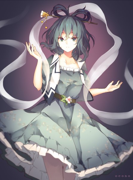 イラスト 652x876 と 東方 霍青娥 オコノ ソロ 長身像 前髪 短い髪 simple background hair between eyes signed aqua eyes aqua hair spread arms purple background 女の子 ドレス ヘアピン 肩掛け