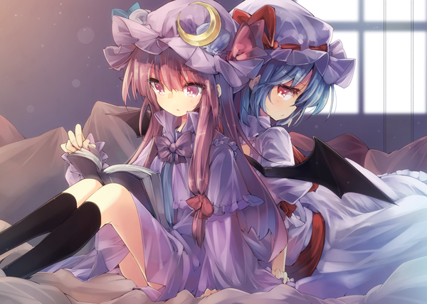 Anime picture 2000x1429 with touhou remilia scarlet patchouli knowledge teco uk long hair highres red eyes multiple girls blue hair purple hair back to back girl dress bow 2 girls hair bow wings socks book (books) black socks