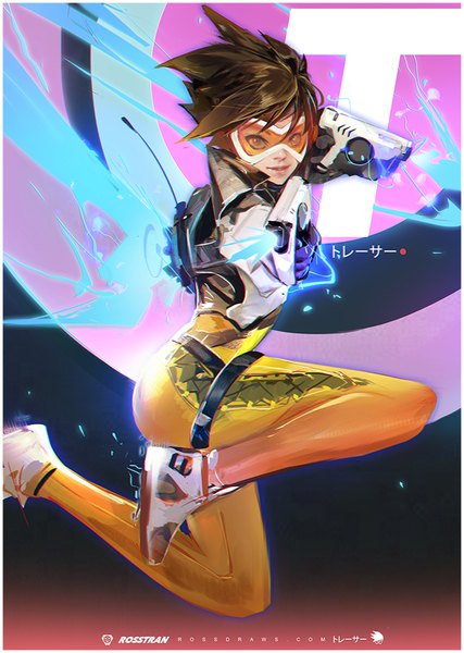 イラスト 700x984 と オーバーウォッチ blizzard entertainment tracer (overwatch) rossdraws (ross tran) ソロ 長身像 カメラ目線 短い髪 笑顔 茶色の髪 holding 茶目 signed bent knee (knees) outstretched arm watermark lacing jumping spiked hair logo