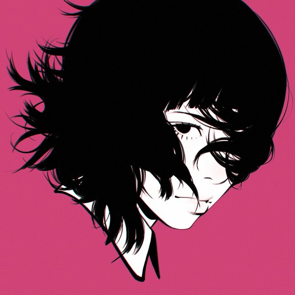Аниме картинка 1080x1080 с оригинальное изображение илья кувшинов один (одна) смотрит на зрителя чёлка короткие волосы чёрные волосы простой фон ветер чёрные глаза волосы прикрывают глаз розовый фон лицо девушка