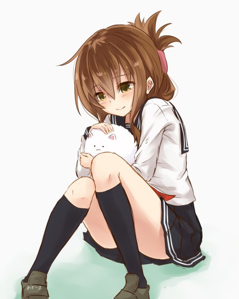 Anime picture 1000x1250 with kantai collection gochuumon wa usagi desu ka? white fox inazuma destroyer tippy (gochiusa) azuuru long hair tall image blush brown hair white background sitting brown eyes ponytail light smile hug girl skirt miniskirt black socks