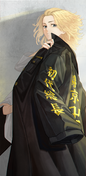 Аниме картинка 1000x2048 с токийские мстители sano manjirou azimu yukita один (одна) высокое изображение смотрит на зрителя короткие волосы светлые волосы чёрные глаза тень рука в кармане одежда на плечах у стены мужчина стена