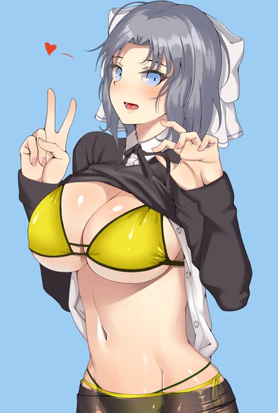 イラスト 1968x2922 と 閃乱カグラ yumi (senran kagura) すいか ソロ 長身像 カメラ目線 赤面 highres 短い髪 おっぱい 開いた口 青い目 light erotic simple background 大きな乳房 立つ cleavage long sleeves grey hair shiny skin