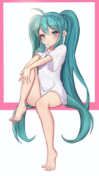 イラスト 2519x4473 と ボーカロイド 初音ミク pn (wnsl216) ソロ 長身像 カメラ目線 赤面 前髪 highres light erotic simple background hair between eyes 白背景 座る ツインテール payot 全身 アホ毛 very long hair 裸足