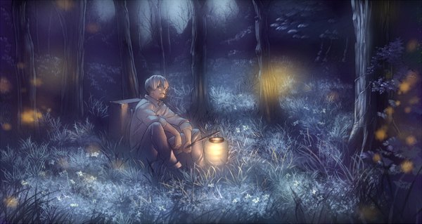Anime picture 2000x1065 with mushishi ginko chevasis (artist) single looking at viewer highres short hair blonde hair wide image sitting holding mouth hold landscape twisty sleeves boy plant (plants) shirt tree (trees) grass forest
