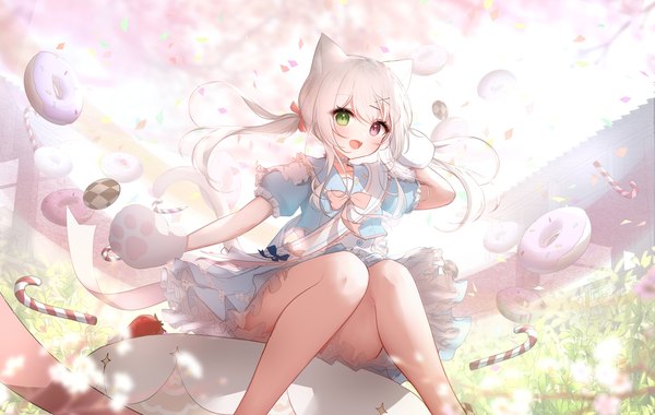 Anime-Bild 1800x1140 mit original guo582 single long hair looking at viewer fringe highres open mouth light erotic smile red eyes sitting twintails green eyes bent knee (knees) white hair :d arm up heterochromia convenient leg
