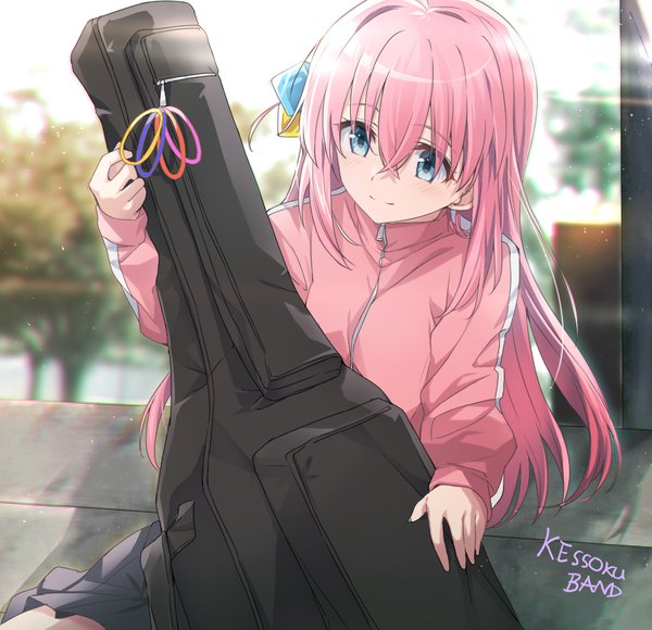 Anime picture 827x799 with bocchi the rock! cloverworks gotou hitori tsuedzu single long hair fringe blue eyes smile hair between eyes looking away pink hair one side up girl hair ornament track jacket cube hair ornament instrument case guitar case