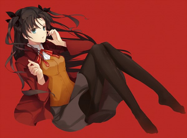 Anime picture 1000x740 with fate (series) fate/stay night type-moon toosaka rin windblownchestnut single long hair blue eyes black hair looking away legs red background girl skirt uniform bow hair bow school uniform pantyhose black pantyhose
