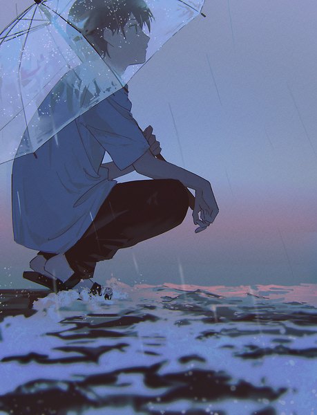 Аниме картинка 1560x2040 с оригинальное изображение manuga430 один (одна) высокое изображение короткие волосы чёрные волосы смотрит в сторону всё тело на улице профиль дождь на корточках прозрачный зонт мужчина море зонт футболка босоножки