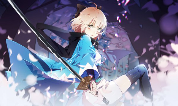 イラスト 2704x1613 と Fateシリーズ fate/grand order okita souji (fate) (all) 沖田総司(fate) 织布机loom ソロ カメラ目線 highres 短い髪 金髪 wide image 黄色眼 アホ毛 traditional clothes 和服 ハーフアップ 女の子 ストッキング ちょう結び 武器