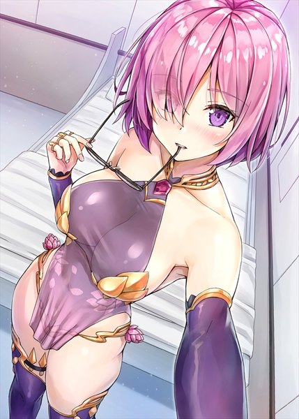 Аниме картинка 600x839 с fate (series) fate/grand order mash kyrielight kama (fate) kotatsu (kotatsu358) один (одна) высокое изображение смотрит на зрителя румянец чёлка короткие волосы грудь лёгкая эротика большая грудь стоя фиолетовые глаза голые плечи держать фиолетовые волосы в помещении