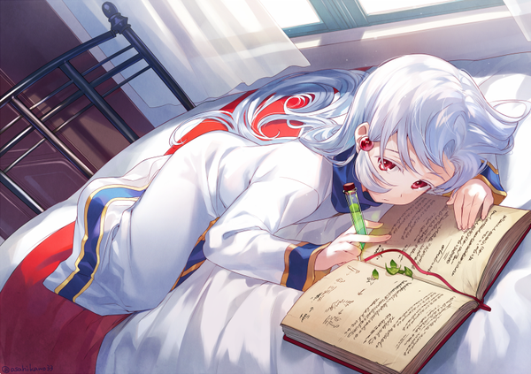 Anime picture 800x565 with original asahikawa hiyori single long hair looking at viewer red eyes holding silver hair full body lying albino girl window book (books) leaf (leaves) bed curtains bedroom habit test tube