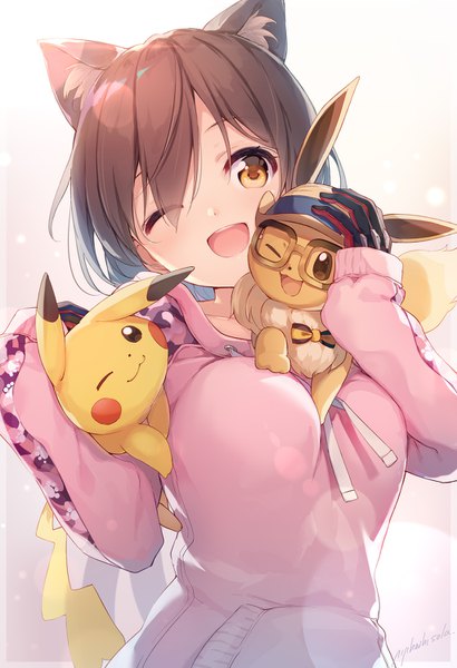 Anime-Bild 1024x1500 mit pokemon virtual youtuber hololive nintendo pikachu eevee roboco-san roboco-san (2nd costume) nijihashi sora single tall image looking at viewer blush fringe short hair breasts open mouth simple background smile brown hair