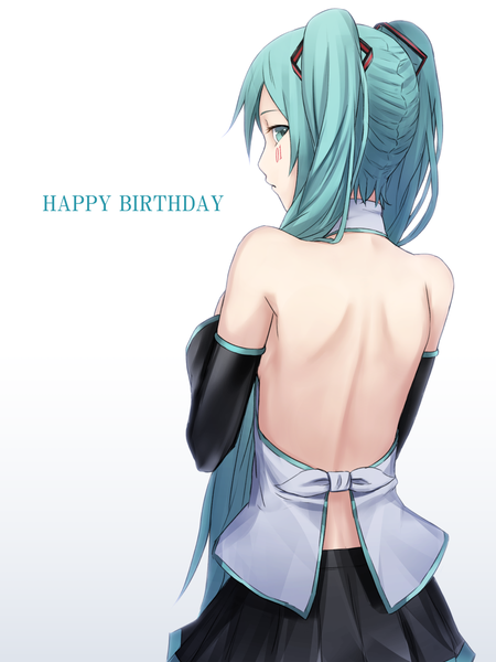 イラスト 1050x1400 と ボーカロイド 初音ミク sugi 214 ソロ 長身像 カメラ目線 前髪 light erotic simple background 白背景 ツインテール 肩出し very long hair pleated skirt looking back aqua eyes from behind aqua hair wide sleeves 刺青