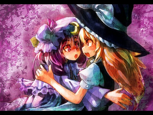 Anime picture 1024x768 with touhou kirisame marisa patchouli knowledge ukyo rst long hair blonde hair purple eyes purple hair upper body profile puffy sleeves letterboxed face to face purple background girl hat witch hat bonnet moon (symbol)