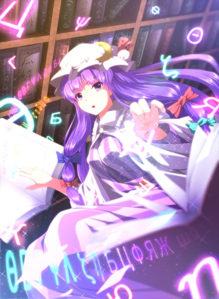 Аниме картинка 1000x1365 с touhou patchouli knowledge ryosios длинные волосы высокое изображение открытый рот фиолетовые глаза фиолетовые волосы магия девушка платье бант бант для волос книга (книги) чепчик полка книжная полка