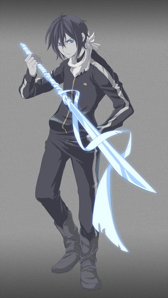Anime picture 1000x1776 with noragami studio bones yato (noragami) mizukimi single tall image looking at viewer fringe short hair blue eyes black hair simple background holding bent knee (knees) head tilt grey background hand in pocket serious boy weapon
