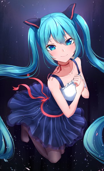 イラスト 2142x3508 と ボーカロイド 初音ミク jirofly ソロ 長身像 カメラ目線 赤面 前髪 highres 青い目 笑顔 hair between eyes ツインテール 肩出し payot 青い髪 全身 bent knee (knees) very long hair from above