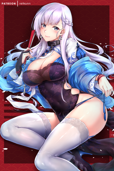 Аниме картинка 1040x1560 с azur lane belfast (azur lane) belfast (iridescent rose) (azur lane) rei kun один (одна) длинные волосы высокое изображение смотрит на зрителя румянец чёлка грудь лёгкая эротика простой фон улыбка большая грудь фиолетовые глаза держать подписанный декольте фиолетовые волосы