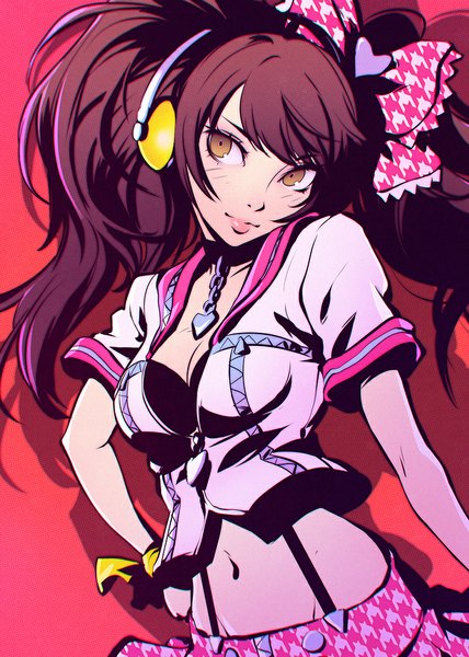 イラスト 750x1050 と ペルソナ4 persona kujikawa rise イリヤ・クブシノブ ソロ 長髪 長身像 前髪 simple background 笑顔 茶色の髪 立つ ツインテール 黄色眼 looking away ピンク髪 pleated skirt multicolored hair lips bare belly