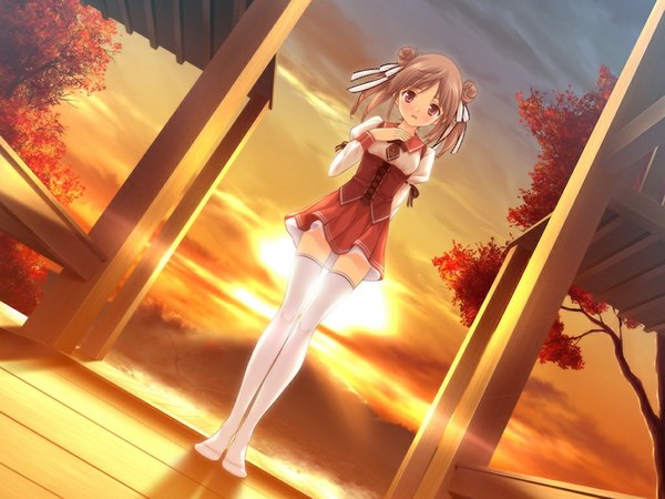 Anime picture 1024x768 with kitto, sumiwataru asairo yori mo (game) red eyes brown hair game cg evening sunset girl thighhighs white thighhighs serafuku