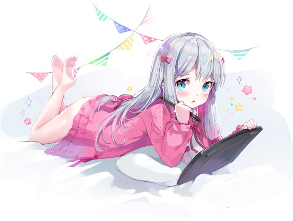 Anime picture 814x614 with eromanga sensei a-1 pictures izumi sagiri m2 (guvn5745) single long hair blush light erotic simple background white background silver hair full body barefoot aqua eyes sparkle leg lift (legs lift) girl pillow flower (symbol) string of flags