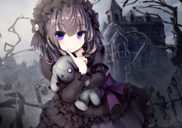 イラスト 1736x1223 と オリジナル missle228 ソロ highres 短い髪 笑顔 茶色の髪 紫目 long sleeves dark background lolita fashion hand to mouth bare tree ゴスロリ 女の子 ちょう結び 植物 木 建物 おもちゃ