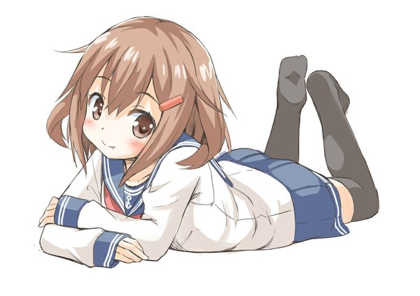 Anime picture 1000x707 with kantai collection ikazuchi destroyer sinnosuke single looking at viewer blush fringe short hair simple background smile brown hair white background brown eyes ahoge lying pleated skirt teeth fang (fangs) embarrassed no shoes
