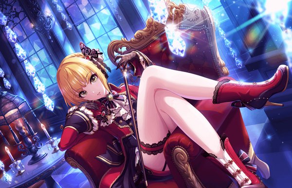 Anime-Bild 1280x824 mit idolmaster idolmaster cinderella girls idolmaster cinderella girls starlight stage miyamoto frederica single looking at viewer fringe short hair blonde hair sitting holding green eyes payot full body indoors parted lips night wide sleeves official art sparkle