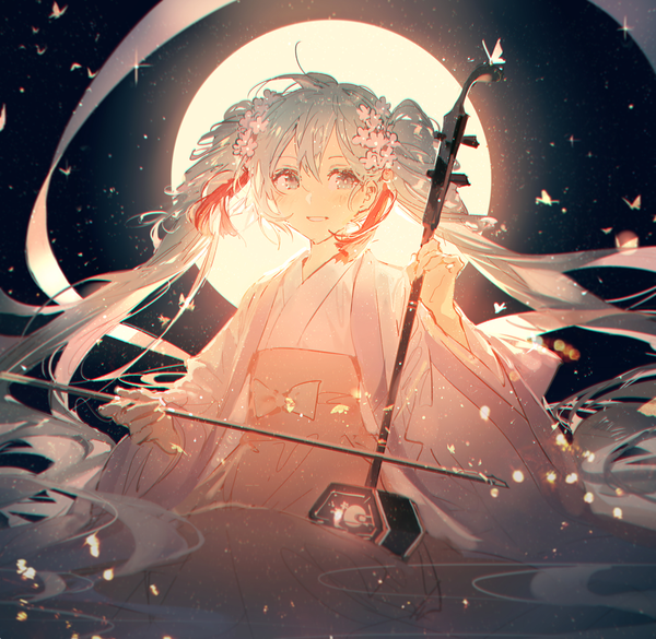 イラスト 1000x976 と ボーカロイド 初音ミク chuushuu meigetsu miku rella ソロ カメラ目線 赤面 前髪 開いた口 hair between eyes 座る ツインテール very long hair traditional clothes hair flower aqua eyes aqua hair night wide sleeves sparkle