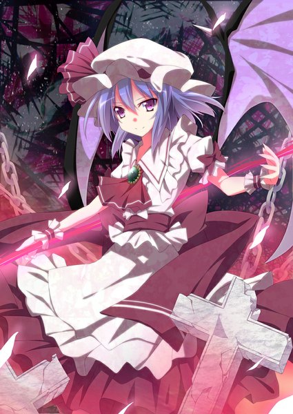 イラスト 700x989 と 東方 レミリア・スカーレット 黒乃柚子 ソロ 長身像 カメラ目線 短い髪 笑顔 紫目 purple hair bat wings 女の子 翼 チェーン 十字 ボンネット 首巻き ブローチ 神槍「スピア・ザ・グングニル」