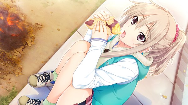 Anime picture 1280x720 with niizuma lovely x cation naruse nono iizuki tasuku single long hair blush fringe blonde hair wide image sitting purple eyes payot looking away game cg ponytail from above eating girl scrunchie sweet potato