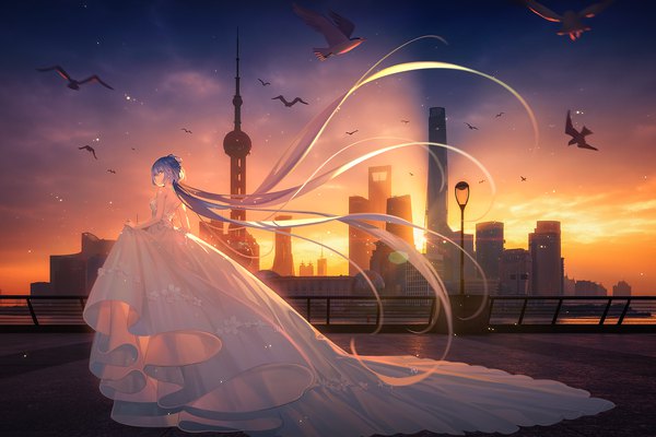 Anime-Bild 2000x1333 mit vocaloid vocaloid china luo tianyi tidsean single looking at viewer fringe highres hair between eyes standing green eyes sky silver hair full body very long hair wind sleeveless back city evening