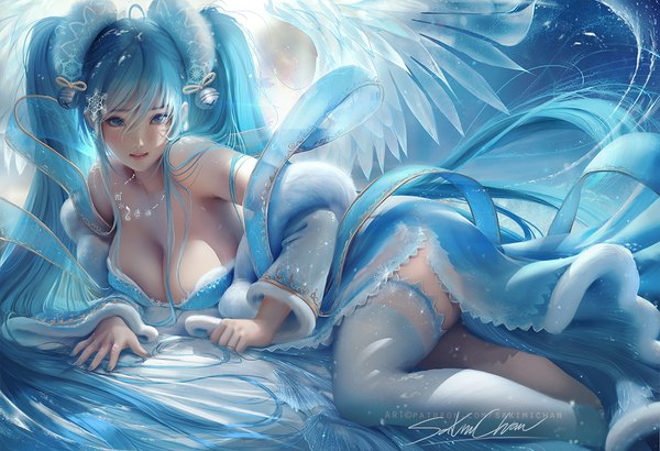 イラスト 1090x746 と league of legends sona buvelle sakimichan ソロ カメラ目線 赤面 前髪 おっぱい 青い目 light erotic hair between eyes 大きな乳房 ツインテール signed 青い髪 cleavage アホ毛 lying very long hair nail polish